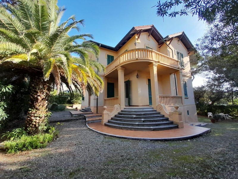 Villa in Vendita a Livorno, zona Quercianella, 780'000€, 450 m²