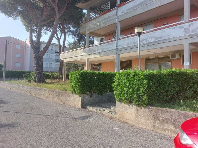 Immobile commerciale in Vendita a Castelnuovo Magra, 180'000€, 240 m²