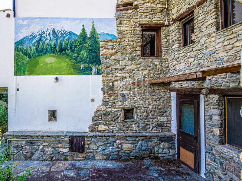 Attività commerciale in Vendita a Gignod, 250 m²