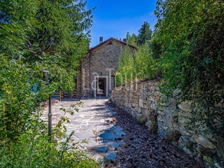 Attività commerciale in Vendita a Gignod, 250 m²