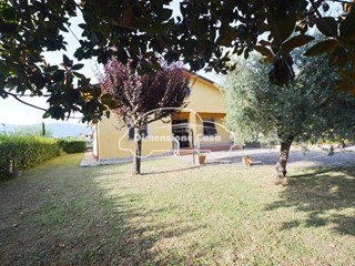Villa in Vendita a Porcari, zona Forabosco, 380'000€, 150 m², con Box
