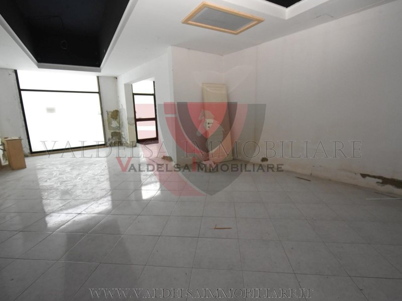 Negozio in Vendita a Poggibonsi, 160'000€, 165 m²