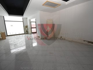 Negozio in Vendita a Poggibonsi, 160'000€, 165 m²