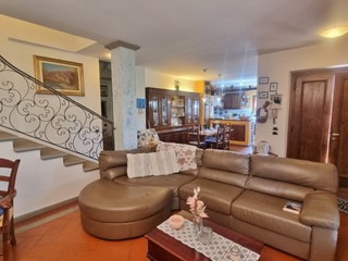 Casa Indipendente in Vendita a Vicchio, 590'000€, 250 m², con Box