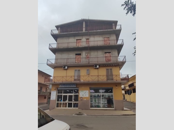 Casa Indipendente in Vendita a Cutro, zona Corso Nazionale, 375'000€, 1000 m², con Box