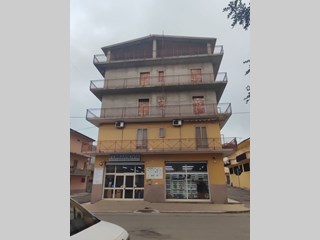 Casa Indipendente in Vendita a Cutro, zona Corso Nazionale, 375'000€, 1000 m², con Box