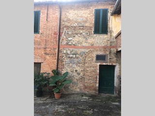 Casa Semi Indipendente in Vendita a Siena, 450'000€, 250 m²