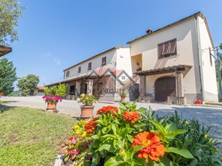 Casale in Vendita a Pomarance, 550'000€, 490 m², arredato, con Box