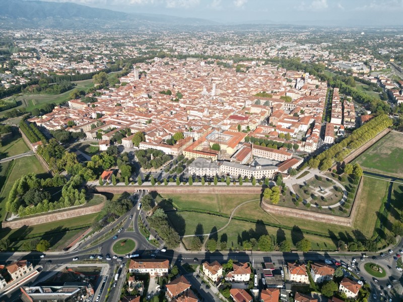 Immobile commerciale in Vendita a Lucca, zona Centro storico, 550'000€, 120 m²