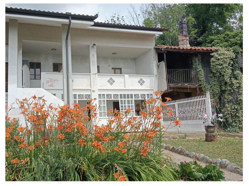 Casa Semi Indipendente in Vendita a Castellamonte, zona Frazione Filia, 48'000€, 200 m²