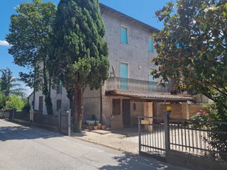 Casa Semi Indipendente in Vendita a Torgiano, zona San Nicolò di Celle, 95'000€, 250 m²