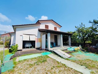 Villa in Vendita a Castelnuovo Magra, 270'000€, 190 m², con Box