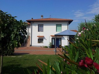Casa Indipendente in Vendita a Montopoli in Val d'Arno, zona San Romano, 430'000€, 300 m²