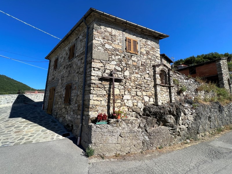 Casa Indipendente in Vendita a Piazza al Serchio, zona Petrognola, 75'000&euro;, 100 m²