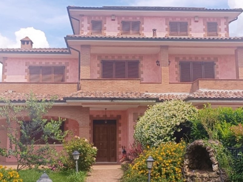 Casa Indipendente in Vendita a Perugia, zona Ponte Pattoli, 300'000€, 380 m², con Box