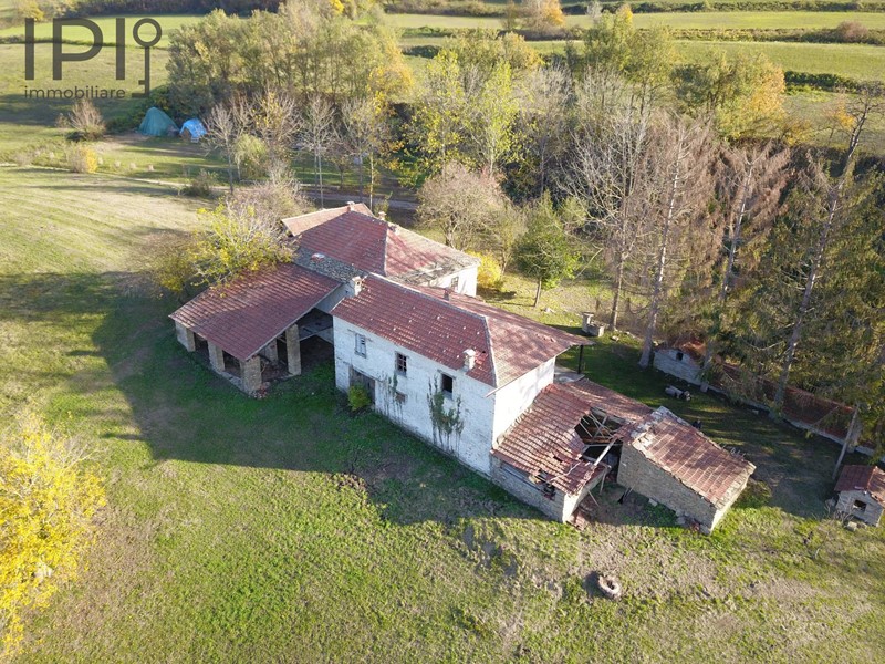 Rustico in Vendita a Pezzolo Valle Uzzone, zona Gorrino, 140'000€, 450 m²