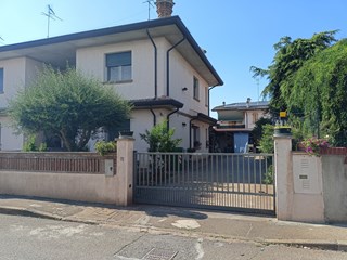 Villa bifamiliare in Vendita a Fiscaglia, zona Massa Fiscaglia, 145'000€, 133 m², arredato, con Box