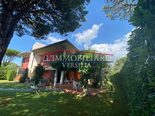 Villa in Vendita a Massa, zona Ronchi, 1'050'000€, 300 m², arredato