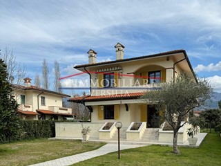 Villa in Vendita a Forte dei Marmi, 2'500'000€, 180 m², con Box