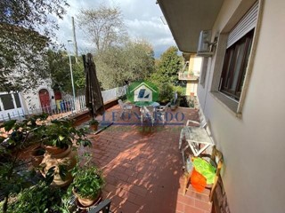 Villa in Vendita a Massa e Cozzile, zona Margine Coperta, 270'000€, 290 m², arredato, con Box