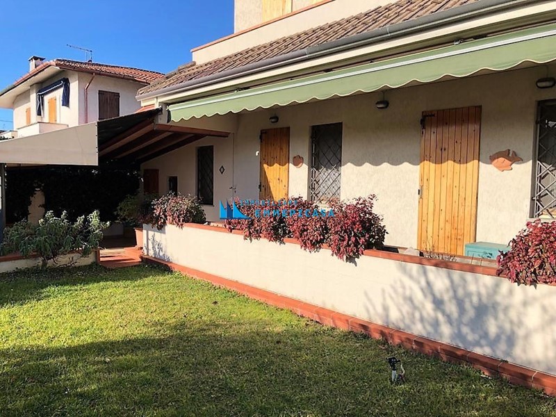 Casa Semi Indipendente in Vendita a Montignoso, zona Cinquale, 520'000€, 150 m², arredato