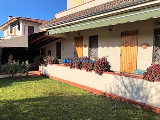 Casa Semi Indipendente in Vendita a Montignoso, zona Cinquale, 520'000€, 150 m², arredato