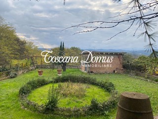 Villa in Vendita a Siena, zona Montalbuccio, 500'000€, 380 m², con Box