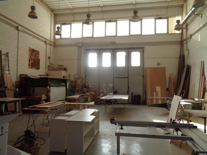 Capannone in Vendita a Viareggio, 350'000€, 336 m²