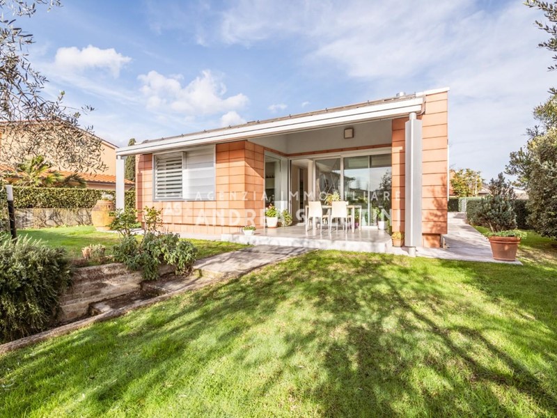 Villa in Vendita a Buti, zona Cascine, 580'000€, 320 m², arredato, con Box