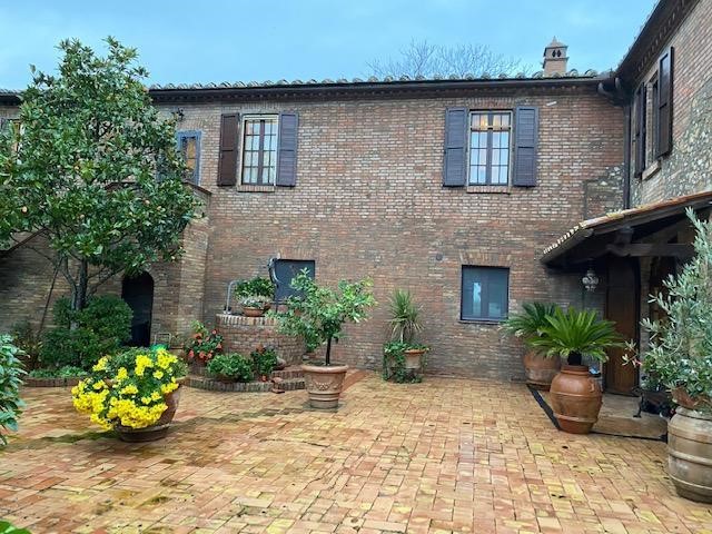 Casale in Vendita a Siena, zona Fogliano Grosso, 890'000€, 350 m²