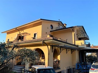 Villa bifamiliare in Vendita a Montignoso, zona Capanne, 780'000€, 350 m², arredato