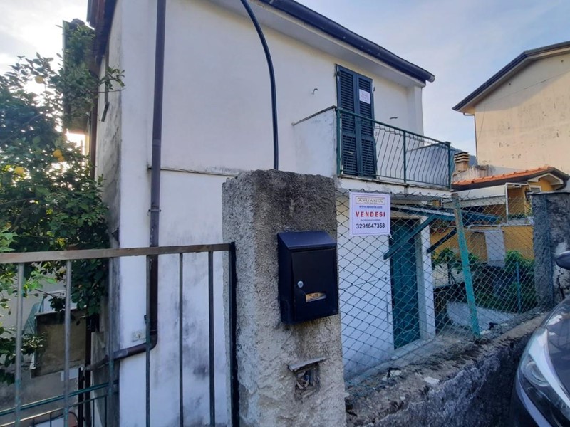 Casa Semi Indipendente in Vendita a Massa, zona Pariana, 85'000€, 90 m²
