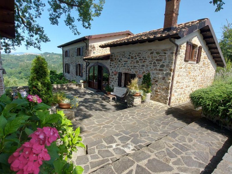 Casa Indipendente in Vendita a Bagnone, 420 m²