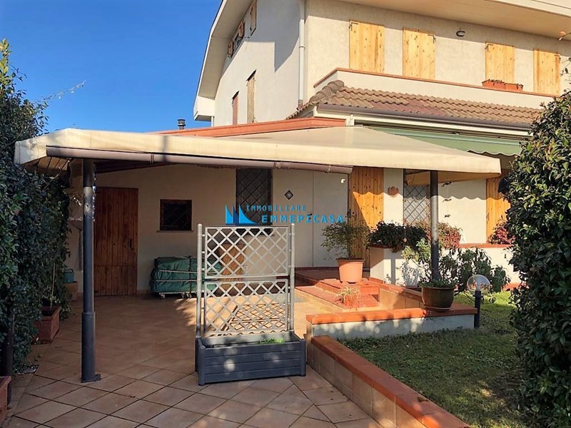 Villa bifamiliare in Vendita a Montignoso, zona Cinquale, 520'000€, 150 m², arredato
