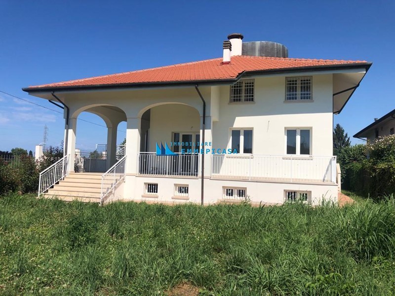 Villa bifamiliare in Vendita a Montignoso, zona Cervaiolo, 850'000€, 200 m², arredato