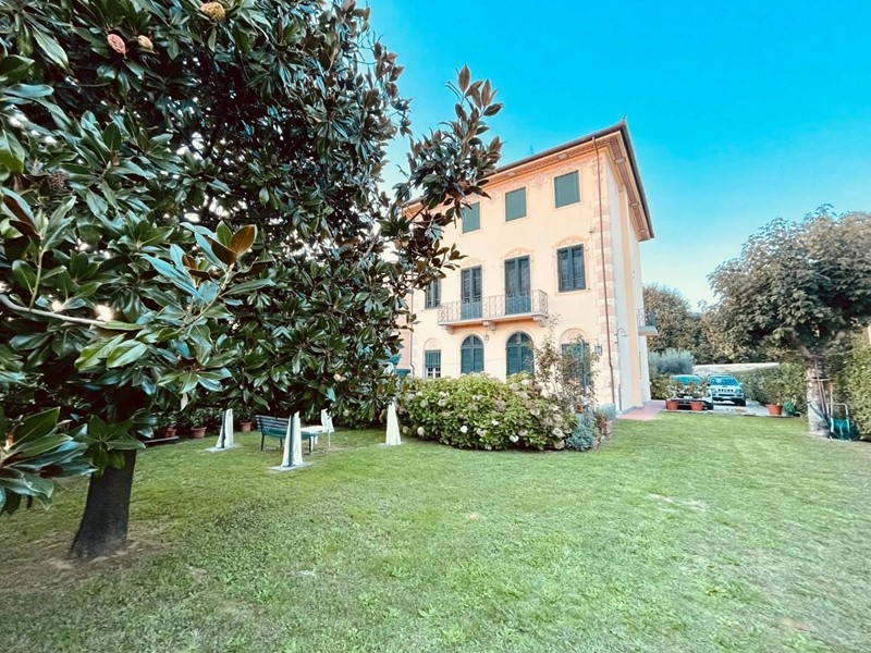 Villa in Vendita a Capannori, zona Marlia, 730'000€, 380 m²