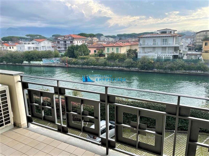 Trilocale in Vendita a Montignoso, zona Cinquale, 260'000€, 65 m², arredato