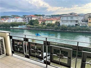 Trilocale in Vendita a Montignoso, zona Cinquale, 260'000€, 65 m², arredato