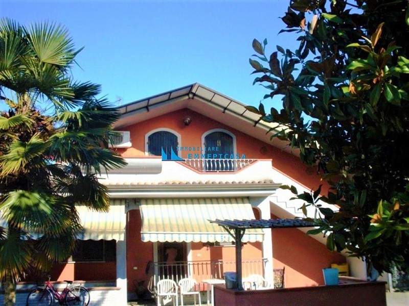 Casa Semi Indipendente in Vendita a Massa, zona Poveromo, 380'000€, 200 m², arredato