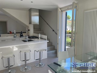 Casa Semi Indipendente in Vendita a Montignoso, zona Cinquale, 750'000€, 160 m², arredato