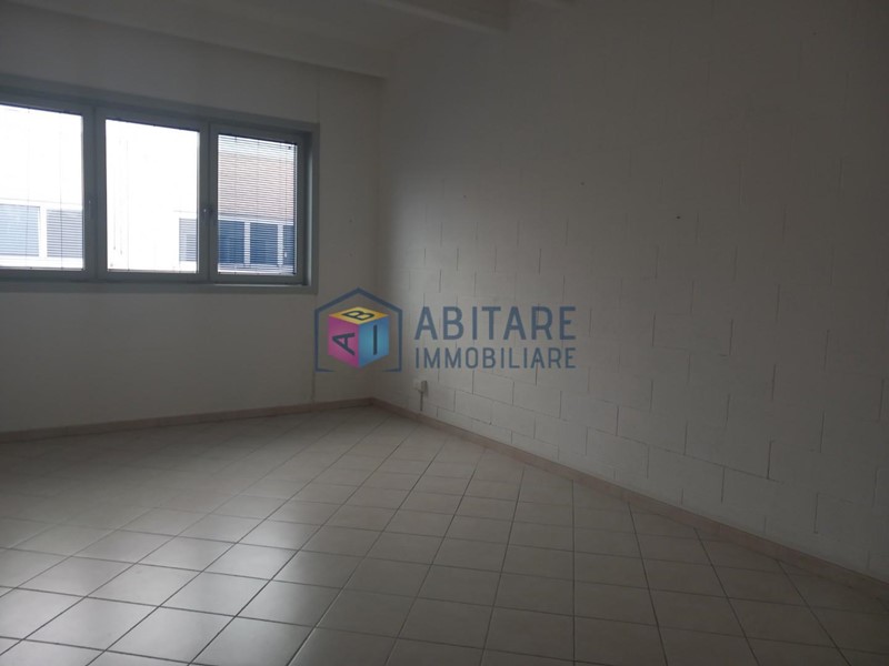 Capannone in Vendita a Livorno, 115'000&euro;, 107 m²