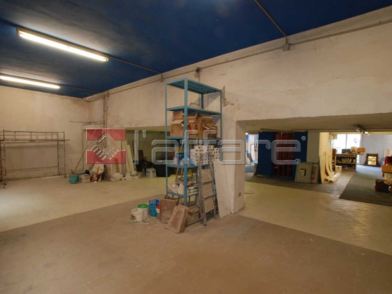 Immobile commerciale in Vendita a Pontedera, 150'000€, 390 m²