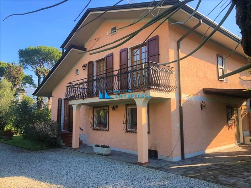 Villa in Vendita a Massa, zona Poveromo, 840'000€, 200 m², arredato
