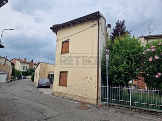 Casa Indipendente in Vendita a Castelvetro Piacentino, 39'900€, 100 m²