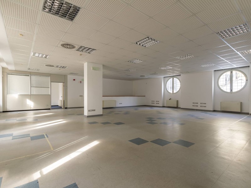 Ufficio in Vendita a Trieste, zona Centro, 808'500€, 385 m²