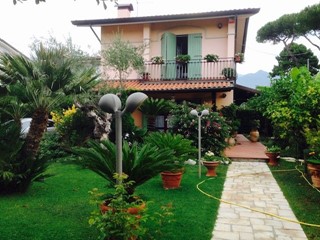 Villa in Vendita a Montignoso, zona Cinquale, 870'000€, 150 m², arredato