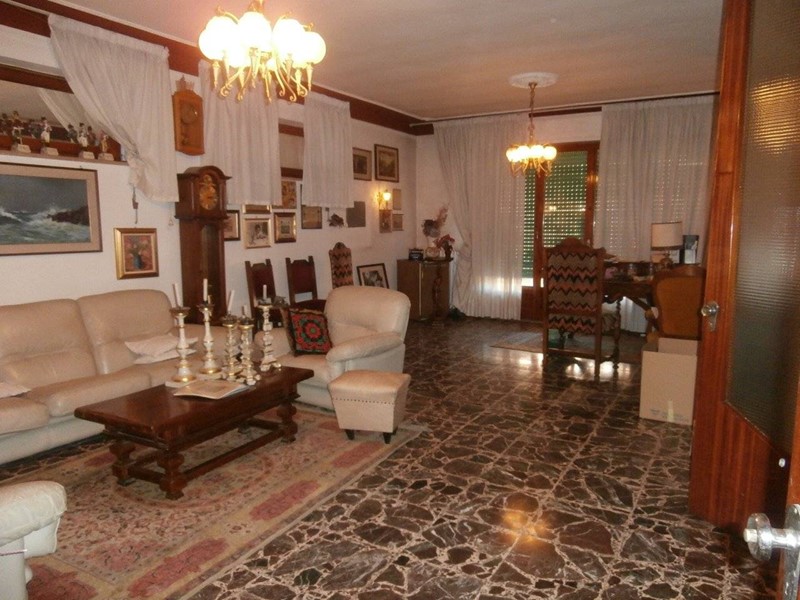 Appartamento in Vendita a Colle di Val D'Elsa, 280'000&euro;, 230 m², con Box