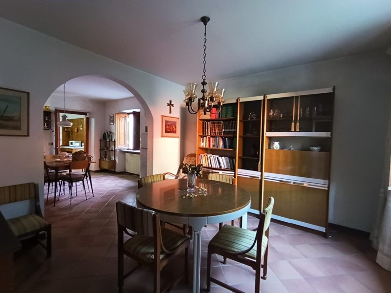 Casa Indipendente in Vendita a Borgo a Mozzano, 200'000&euro;, 400 m², con Box