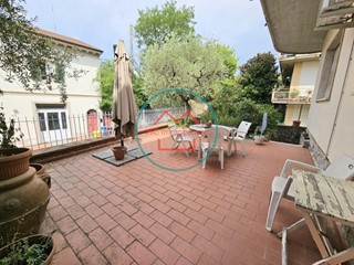 Villa bifamiliare in Vendita a Massa e Cozzile, zona Margine Coperta, 275'000€, 300 m², con Box