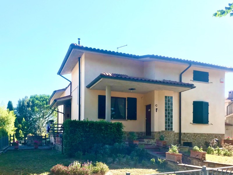 Villa in Vendita a Asciano, 395'000€, 350 m², arredato, con Box